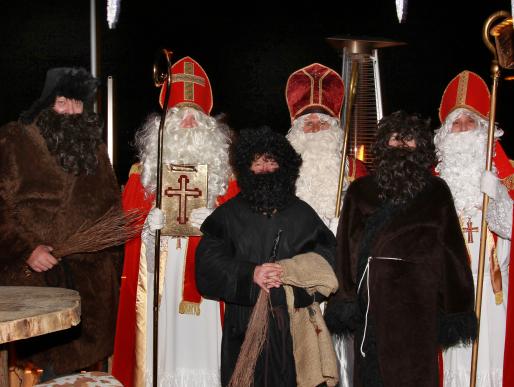 Der Nikolaus über den Dächern von München