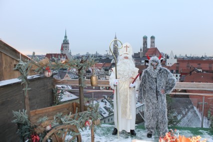 Bischof und Krampus mit Blick auf die Frauenkirche
