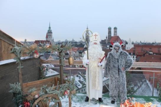 Bischof und Krampus mit Blick auf die Frauenkirche